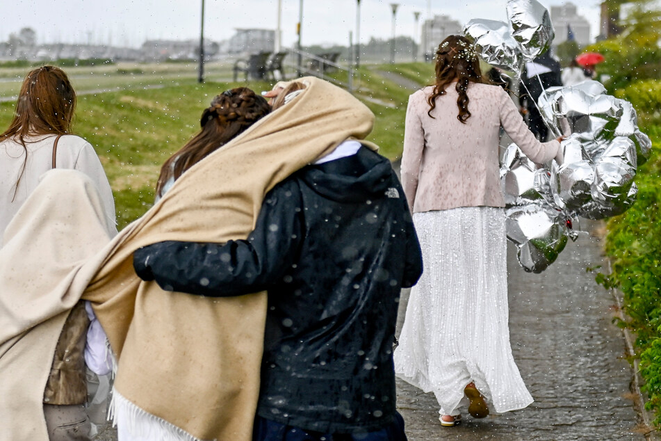 Bei Hochzeiten im Freien dürfen seit Mitternacht 250 Menschen zusammen feiern, in geschlossenen Räumen bis zu 50. (Symbolbild)