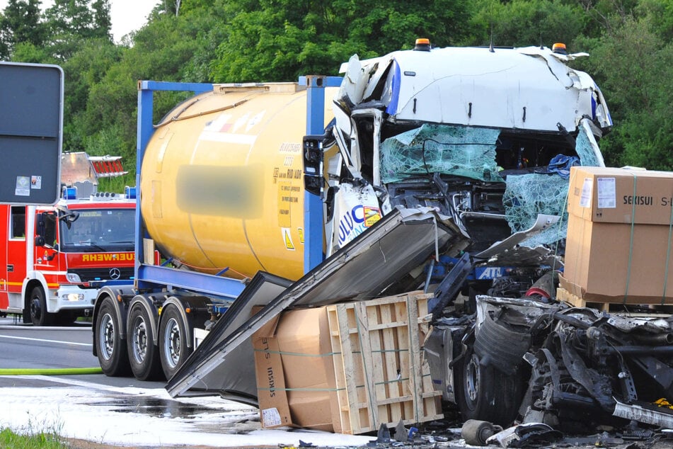 Unfall A61: Gefahrgut-Transporter kracht auf A61 in Lkw: Zwei Schwerverletzte