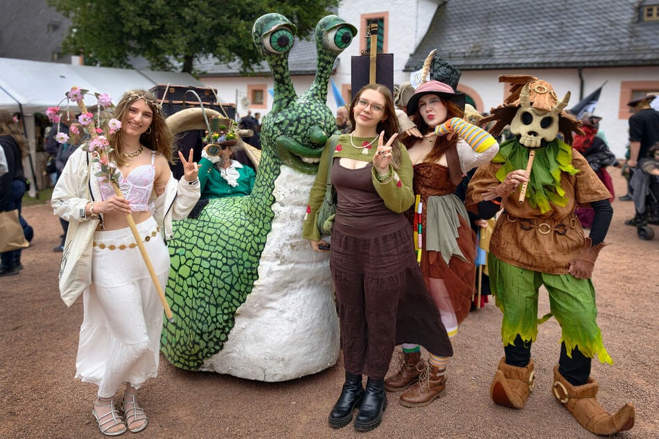 Lida (23, v.l.), Jeanine (21), Laura (22) und Devilsline (23, v.l.) kamen aus dem Raum Freiberg zum Festival und ließen sich mit Schnecke "Fred" fotografieren.