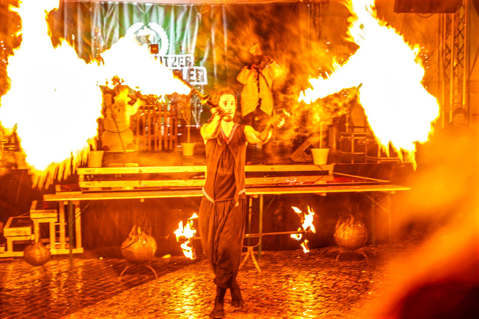 Die Feuershow von "Freaks on fire" heizt dem Wintergrillen auch dieses Jahr nochmal richtig ein.