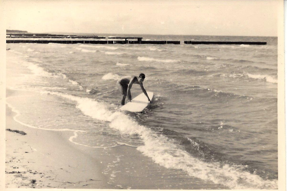 Ein Foto aus den 1960er-Jahren dokumentiert den Test der Rettungsbretter am Strand von Hiddensee.