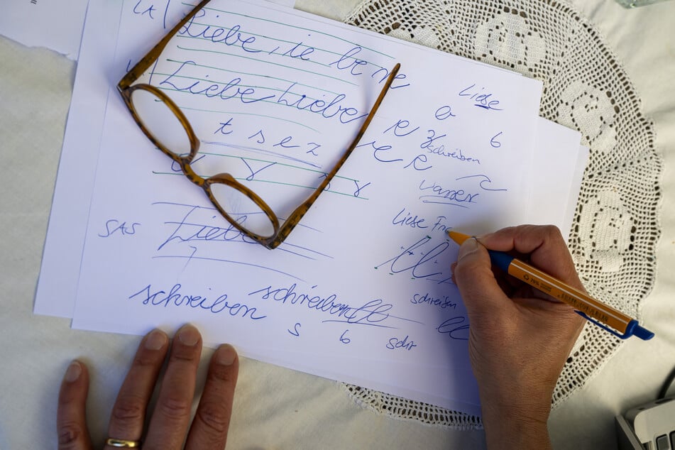 Erwachsene schreiben meist in einer teilverbundenen Schrift. (Symbolbild)