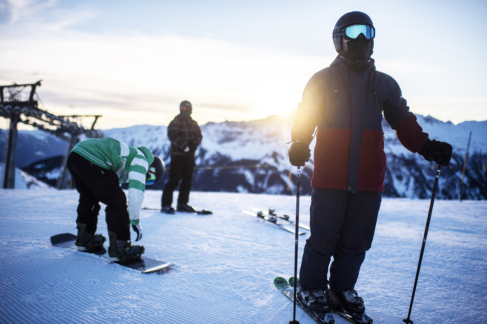 Skifahrer im Skigebiet Flumserberg tragen Mund-Nasen-Bedeckungen.