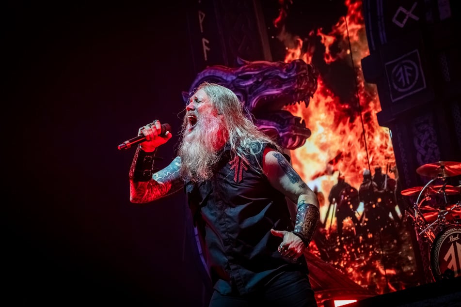 Frontmann Johan Hegg (53) heizt den Tausenden Fans in der Leipziger Arena ordentlich ein.