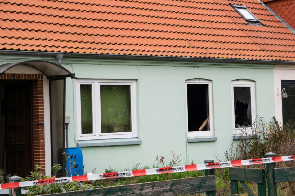 Die Polizei sperrte das Haus nach den Löscharbeiten ab.