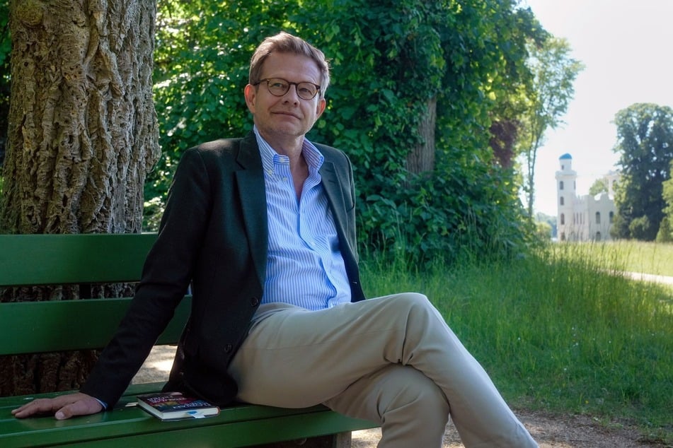 Bestsellerautor Florian Illies (55) auf einer Bank auf der Pfaueninsel.