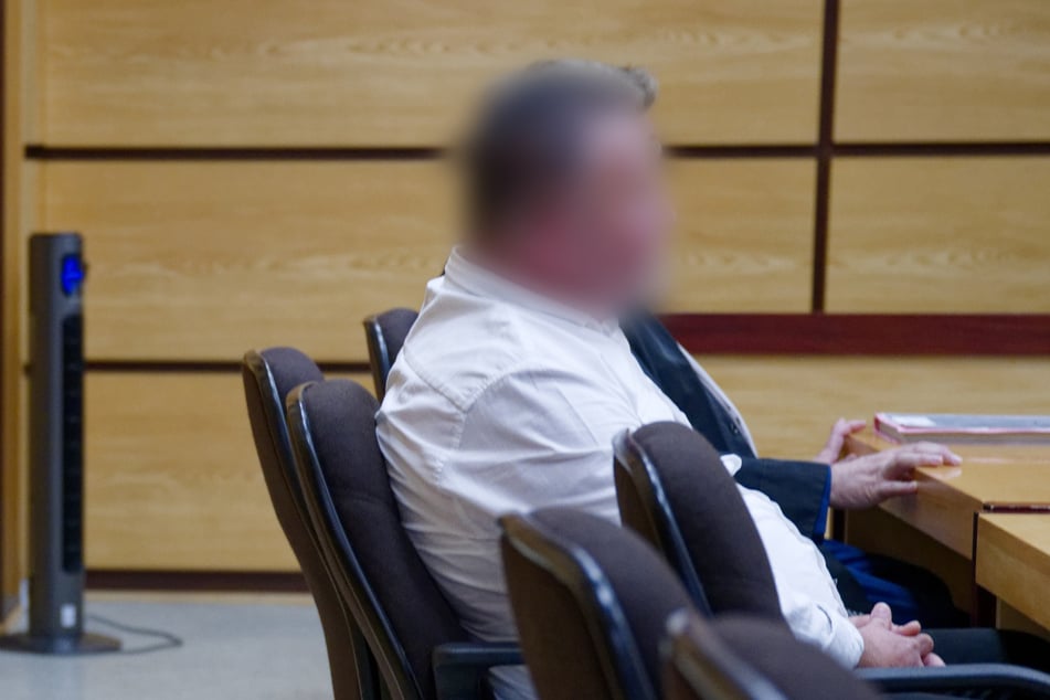Seit Dienstag muss sich der Angeklagte (54) vor dem Amtsgericht Brühl verantworten.