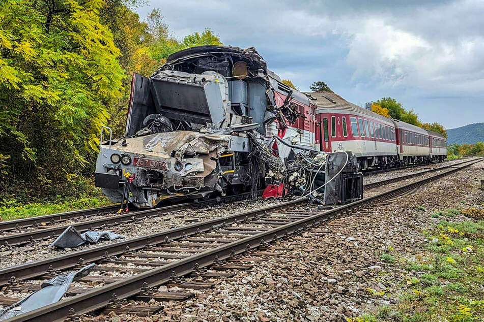Der andere Zug blieb nach dem Aufprall auf den Gleisen stehen.