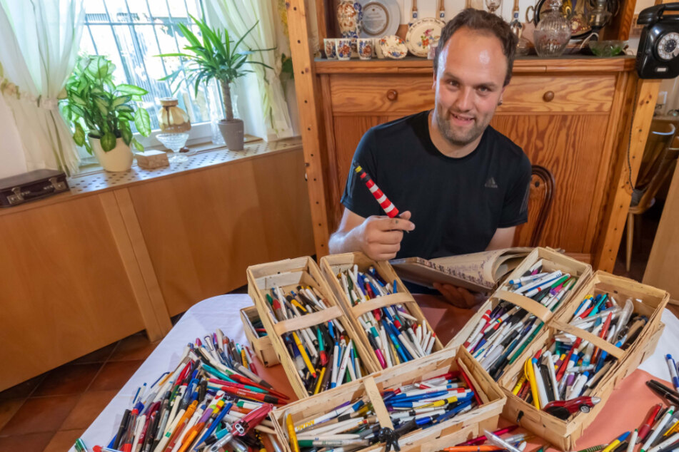 Tim Zitzkat (34) hat für sein Kugelschreiber-Fest schon über 3 500 Stifte bekommen.