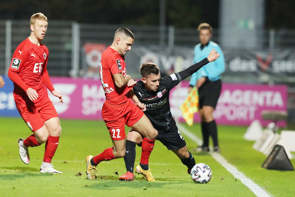 Kölns Marcel Gottschling (r.) im Zweikampf mit Zwickaus Can Coskun.
