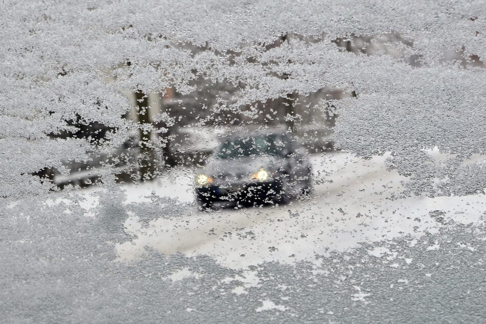 Eine verschneite Windschutzscheibe rief in Dresden Beamte auf den Plan. (Symbolfoto)