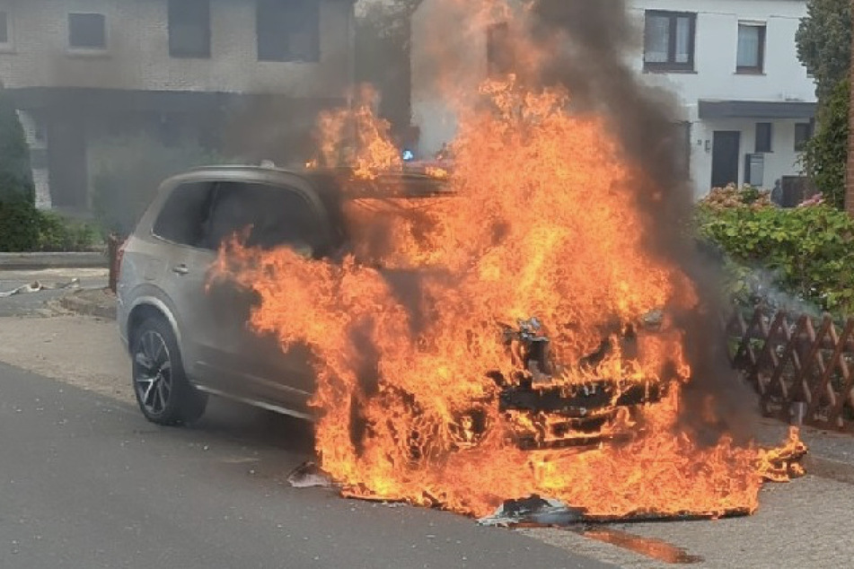 Der Volvo ging plötzlich in Flammen auf.