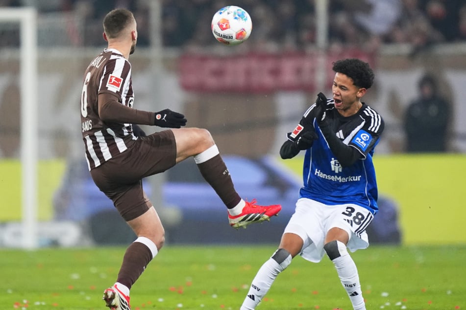 Nach einem Foul-Spiel muss HSVs Rössing-Lelesiit (r.) verletzt vom Platz.