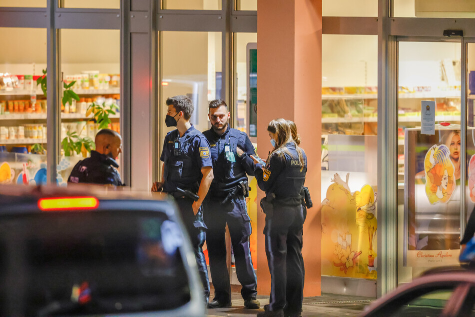 Die Polizei fahndet weiterhin mit Hochdruck nach dem Verdächtigen, der noch auf der Flucht ist.