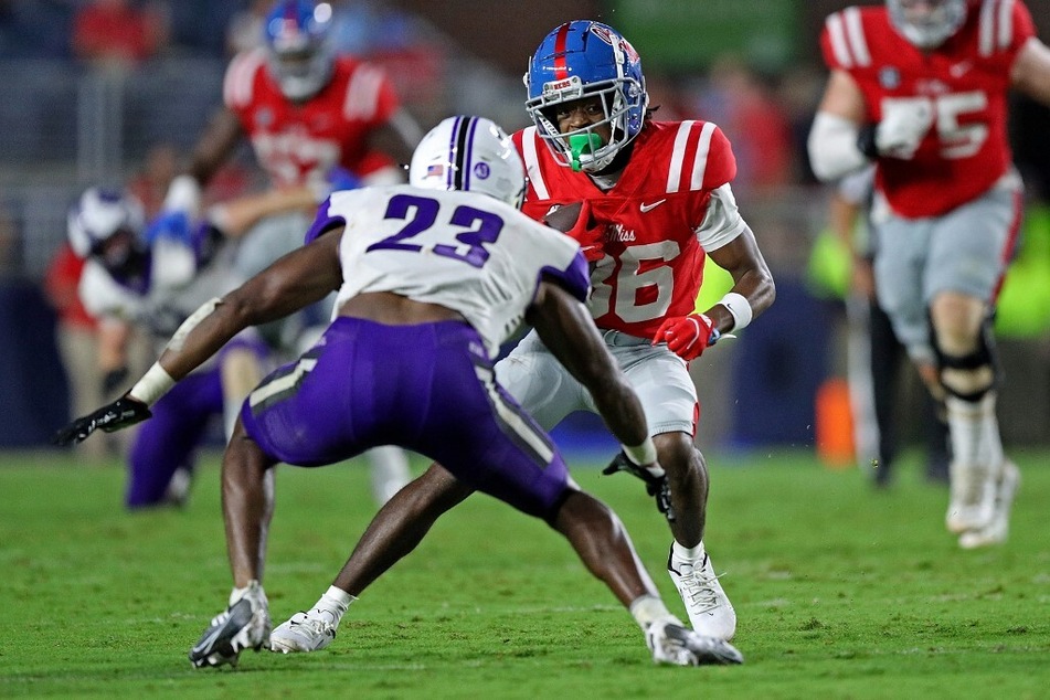 Fifth-year senior Ashanti Cistrunk will reportedly remain an Ole Miss Rebel for his final college football season.