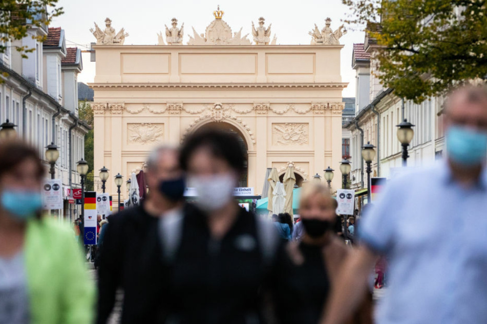 Auch in Potsdam gilt mittlerweile eine Maskenpflicht an verschiedenen öffentlichen Orten. Die Mitarbeiter der Brandenburger Ordnungsämter haben seit März mehrere Tausend Verstöße gegen Corona-Regeln registriert. (Symbolfoto)