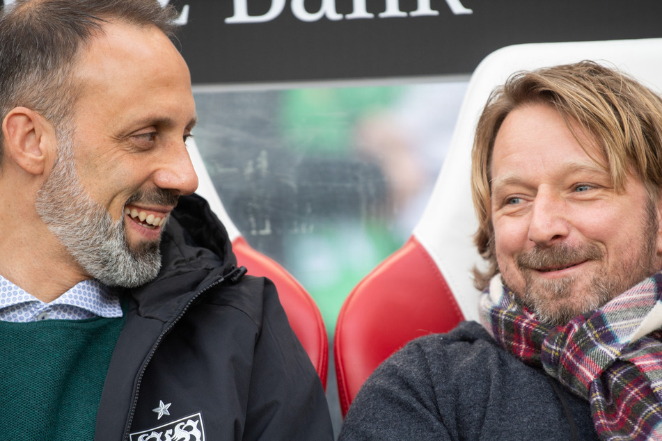 Trainer Pellegrino Matarazzo (42,l) vom VfB Stuttgart, und Sven Mislintat (47, r), Sportdirektor des VfB Stuttgart. (Archivbild)