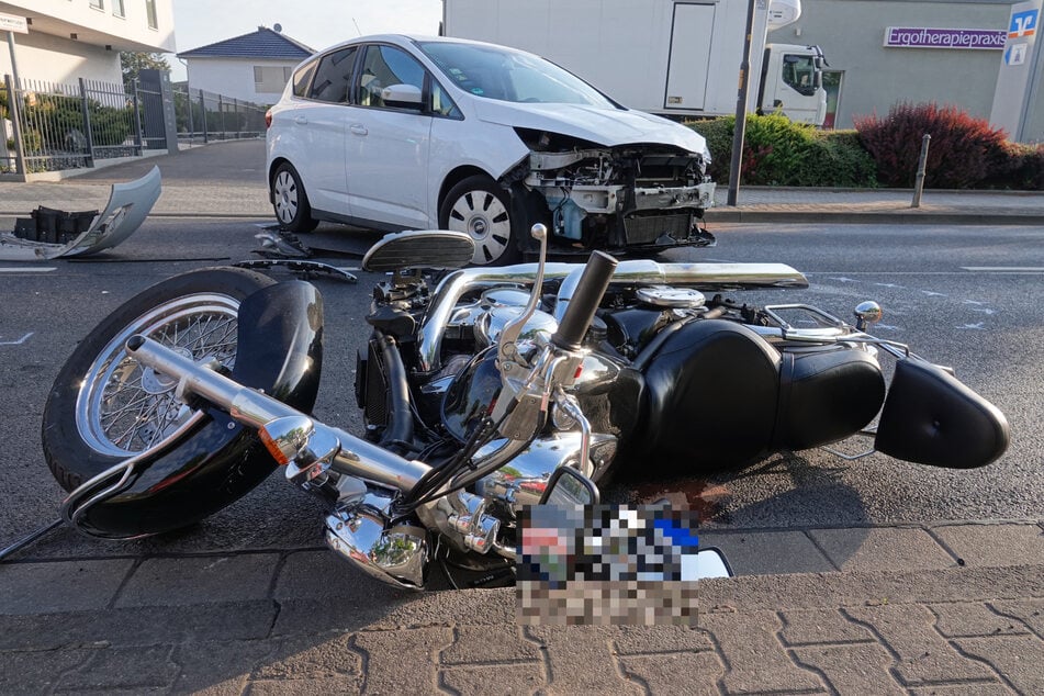 Schäden sind am beteiligten Auto erkennbar.