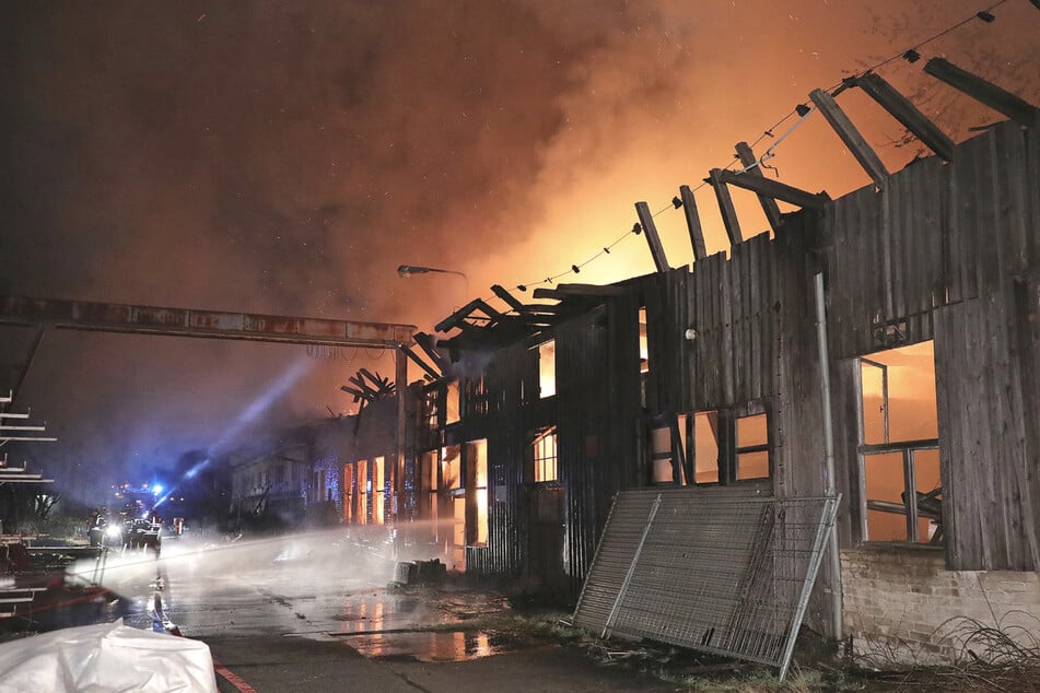 Dresden: Großbrand in Dresdner Industriebrache: Staatsschutz ermittelt wegen Brandstiftung