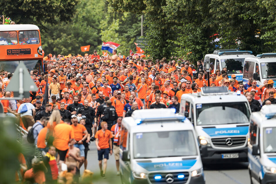 Polizisten eskortierten die Oranje-Anhänger bei ihrem Fanmarsch zum Dortmunder Westfalenstadion.