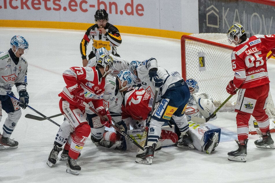 Dieses Wimmelbild zeigt, was vor Eislöwen-Goalie Janick Schwendener in Bad Nauheim los war. Der Schweizer hatte am Freitagabend alle Hände voll zu tun.