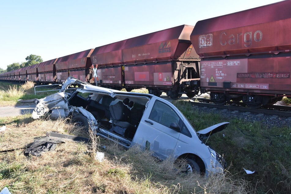 Das Auto wurde bei dem Crash stark in Mitleidenschaft gezogen.