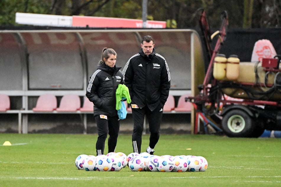 Union Berlins neues Trainer-Duo, Interimstrainer Marco Grote (51) und Co-Trainerin Marie-Louise Eta (32) leiten das erstes Training.