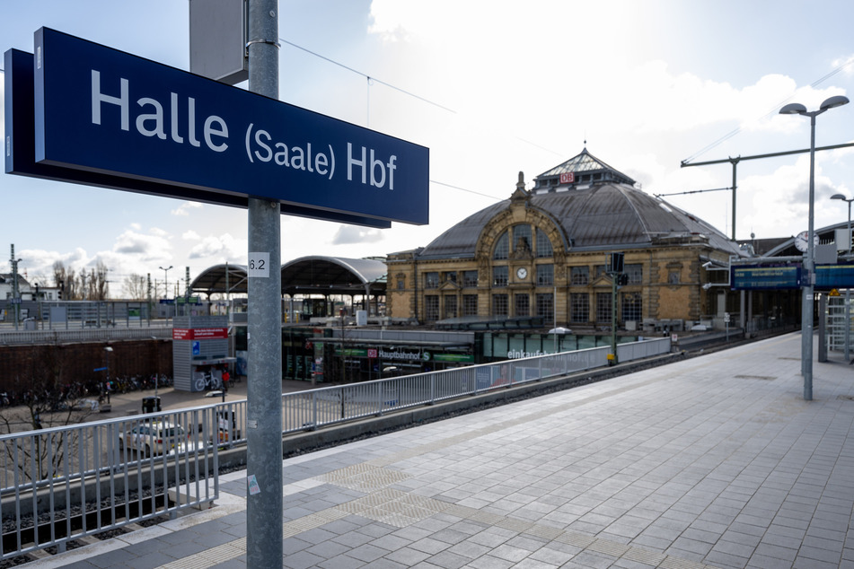 Fußballfans randalierten am Sonntag am Hauptbahnhof in Halle. (Archivbild)