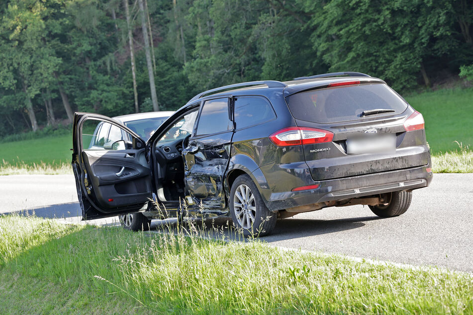 Gegen diesen Ford krachte der Biker, wurde dadurch schwer verletzt. Auch der Ford-Fahrer zog sich schwere Verletzungen zu.