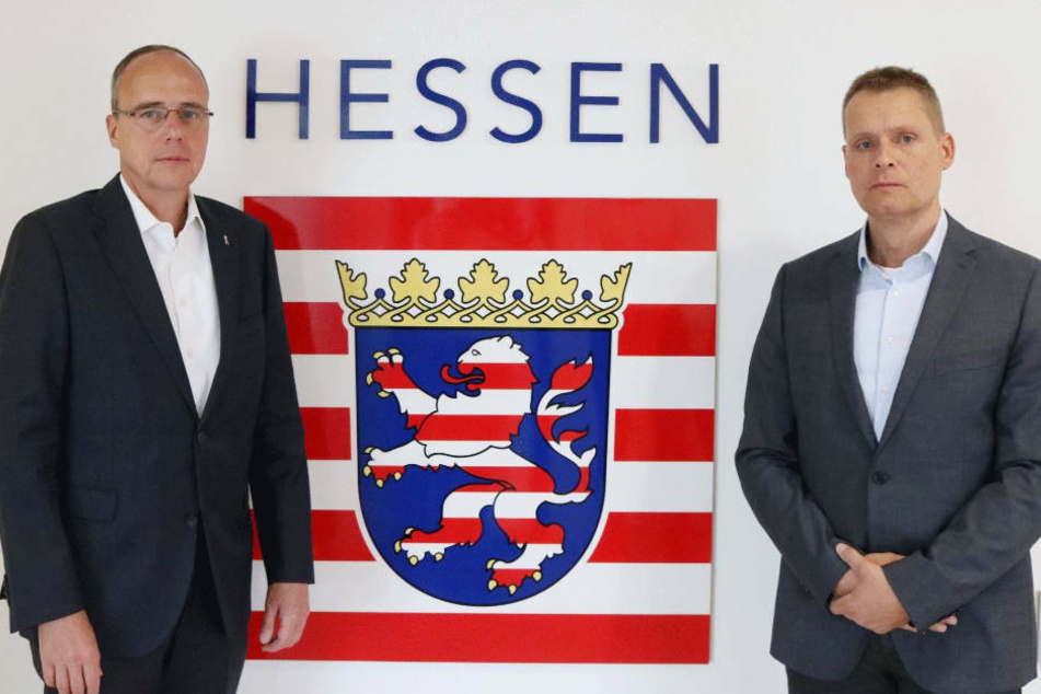 Hessens Innenminister Peter Beuth (CDU, l.) und Hanspeter Mener, der als Sonderermittler die Ermittlungen zu den "NSU 2.0"-Drohmails in Hessen führt.