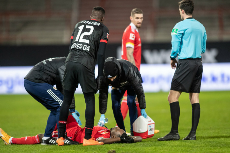 Sheraldo Becker (25) von Union Berlin liegt verletzt am Boden und muss anschließend ausgewechselt werden.