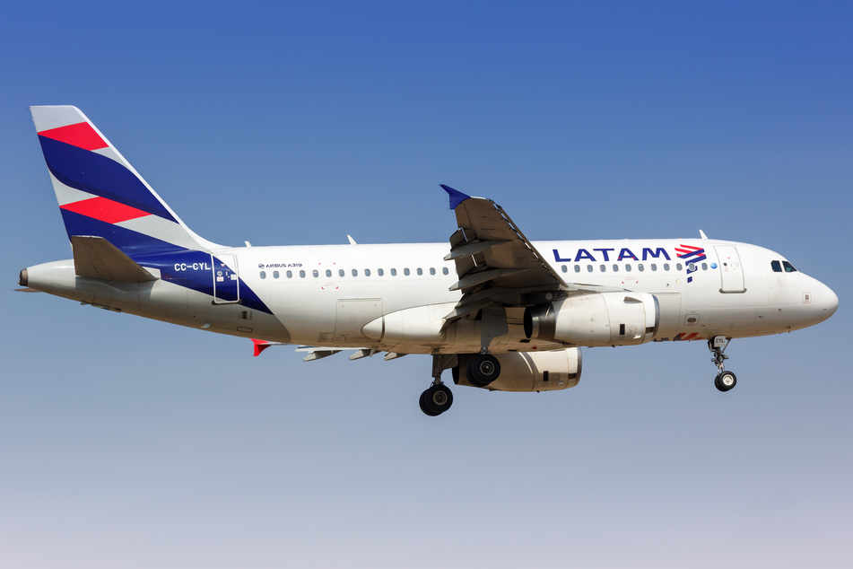 Einer der Piloten des LATAM-Boeing-787-9-Fluges nach Santiago de Chile brach zusammen und starb offenbar, noch bevor der Flieger in Panama notlanden konnte. (Symbolbild)