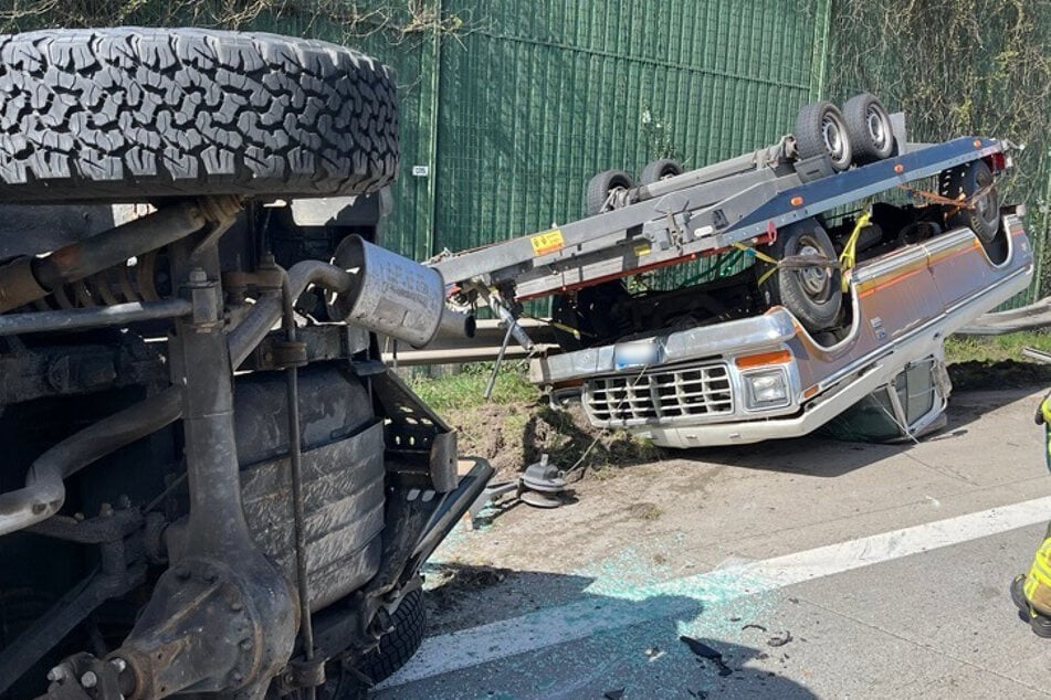 Unfall A23: Crash auf der A23: Anhänger überschlägt sich und kracht auf Oldtimer!
