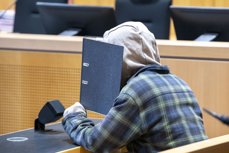 Der Angeklagte soll eine Frau im vergangenen Jahr mit vier Kopfschüssen umgebracht haben.