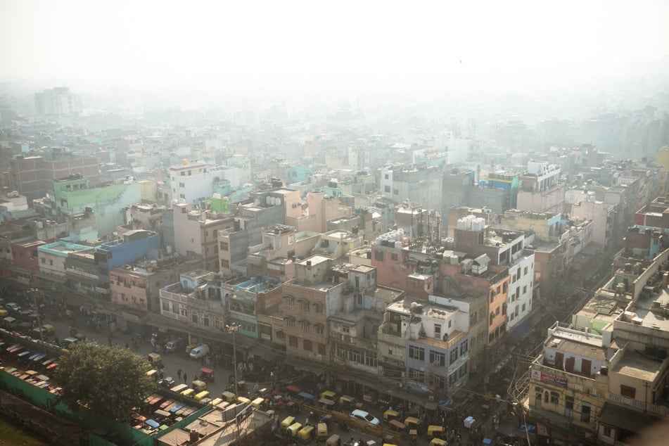 Ein Blick von oben auf die Stadtstraße im Armenviertel von Neu-Delhi.