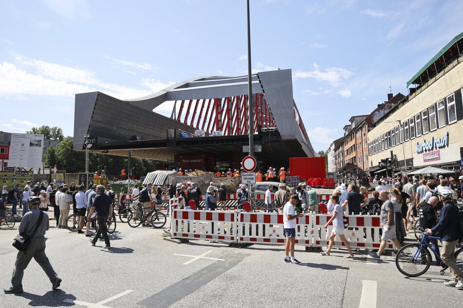 Viele Schaulustige verfolgten den Transport der Brücke.