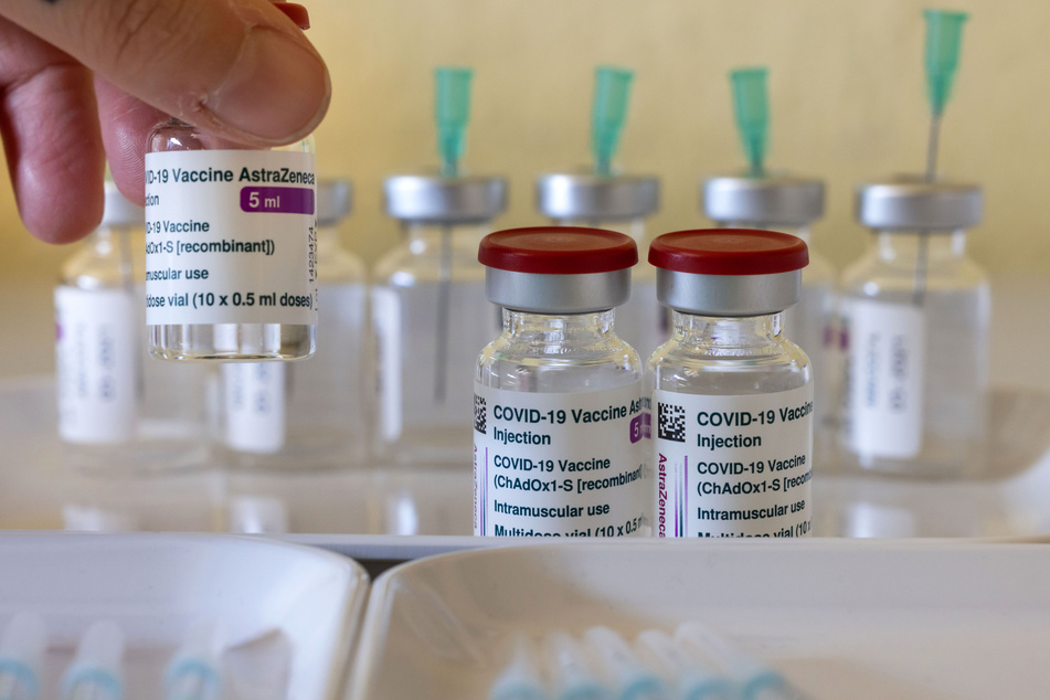 Die Impfstoffe von AstraZeneca stehen im Impfzentrum Apolda für die Corona-Schutzimpfung bereit. Die Impfstoffe von Astrazeneca sowie Biontech und Pfizer haben sich nach einer neuen britischen Studie als sehr effektiv erwiesen.