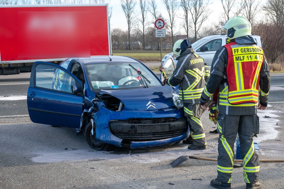 Der Crash war so heftig, dass die Airbags aufsprangen. Der Citroën musste abgeschleppt werden.