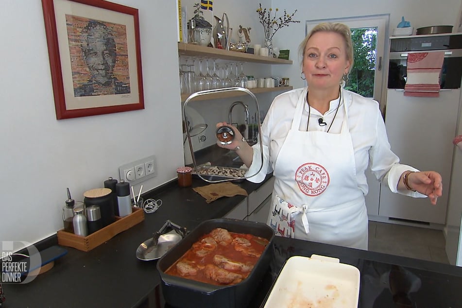 Annika beim Anrichten der italienischen Hauptspeise.