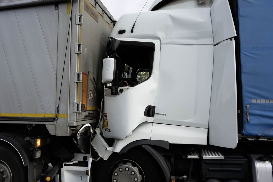 Der verletzte Fahrer musste aus dem Führerhaus seines Lkw befreit werden.