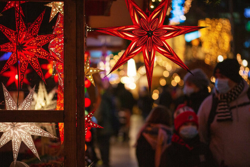 Weihnachtsmarkt-Besuch mit Mund-Nasen-Schutz: Aufgrund der hohen Infektionszahlen haben die Berliner Weihnachtsmärkte zu Beginn weniger Besucher als in Vor-Corona-Zeiten verzeichnet.
