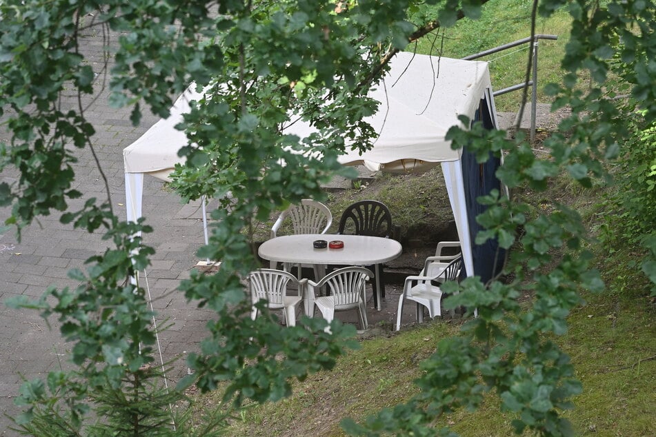 Der Lärm kommt aus dem Partypavillon, in dem sich Anwohner treffen.