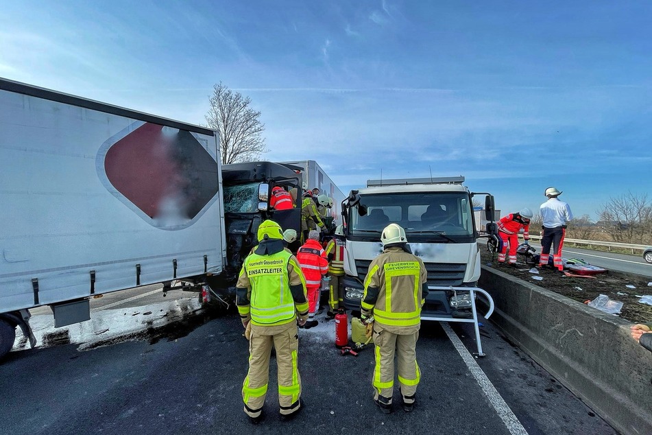 Aufgrund der Rettungs- und Bergungsarbeiten ist die A46 in Richtung Düsseldorf momentan gesperrt.