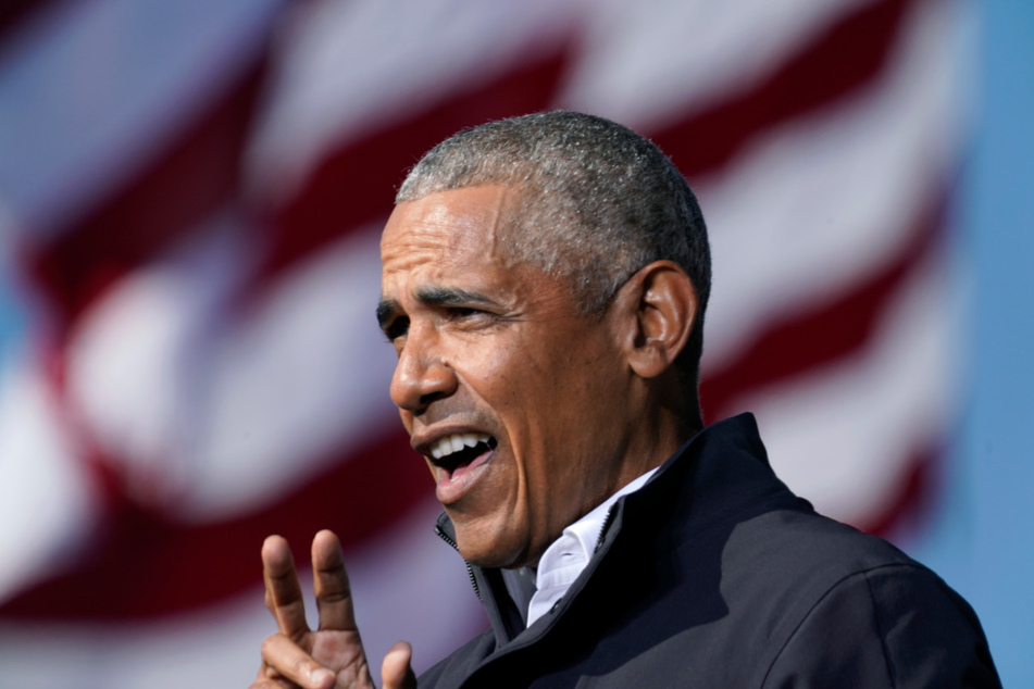 Barack Obama (59), ehemaliger Präsident der USA, hält während einer Wahlkampfkundgebung am Montag auf dem Turner Field in Atlanta zur Unterstützung des demokratischen US-Präsidentschaftskandidaten Biden (77) eine Rede.