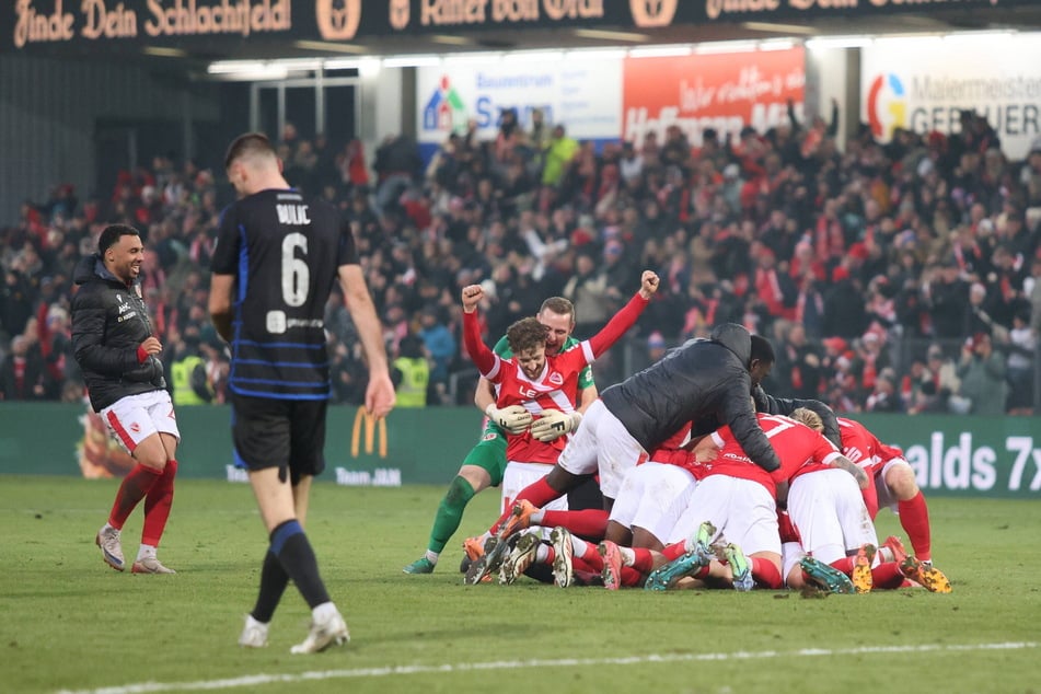 Wahnsinn in der Nachspielzeit: Bei Energie brechen nach dem 3:2 in der 95. Minuten alle Dämme.