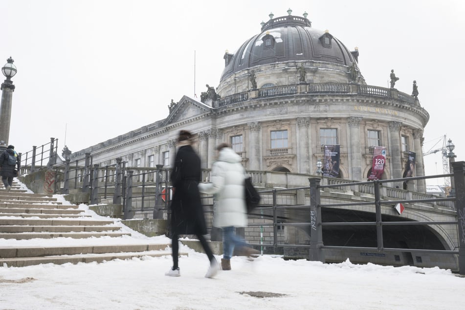 Spaziergänger am Bode-Museum können sich an den Weihnachtsfeiertagen auf sonniges Wetter freuen, Schnee wird es aber voraussichtlich nicht geben. (Archivbild)