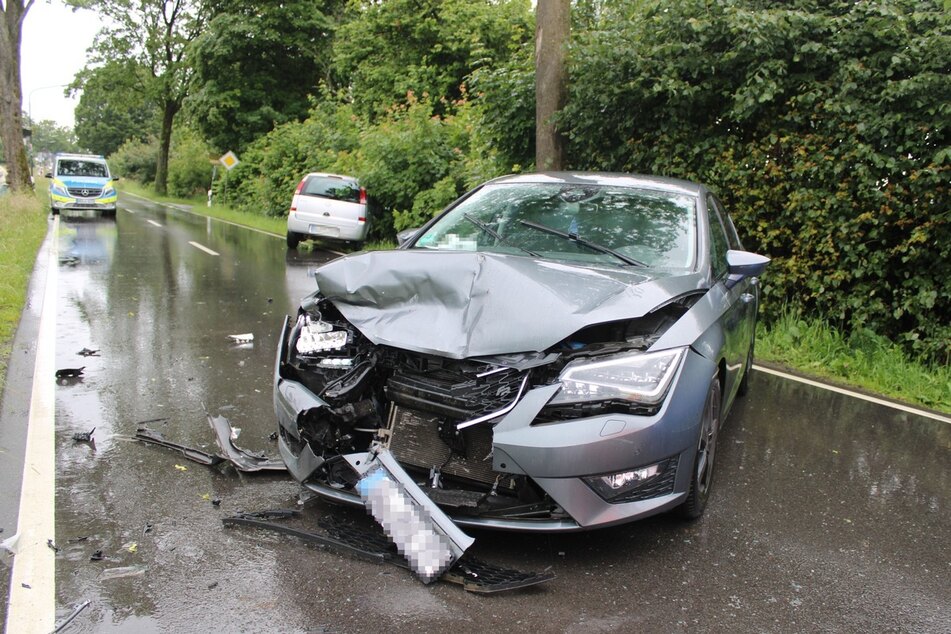 Unfall in Wermelskirchen: 18-Jähriger gerät in Gegenverkehr und prallt frontal mit Seat zusammen