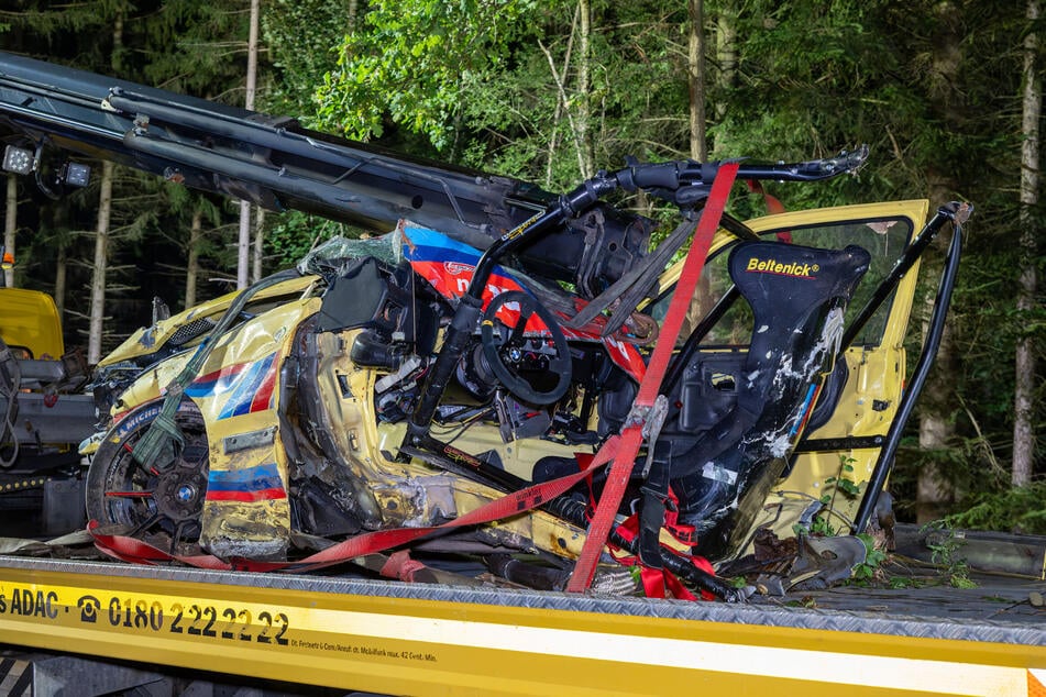 Das Rennauto wurde völlig auseinandergerissen.