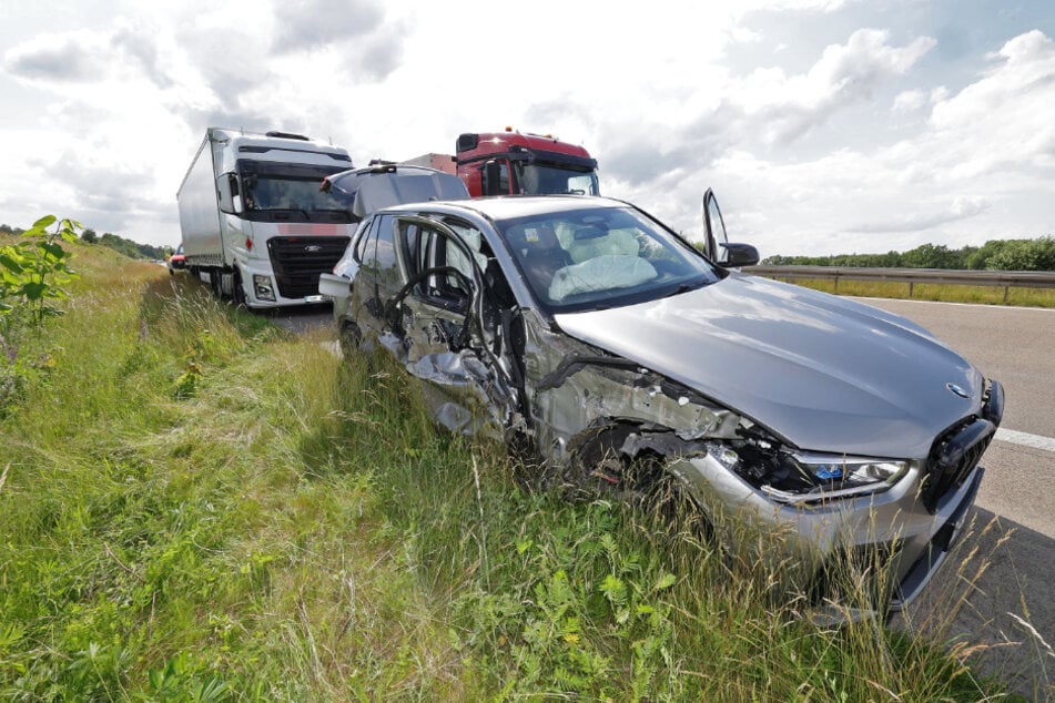 Durch den Unfall lösten beim BMW alle Airbags aus.