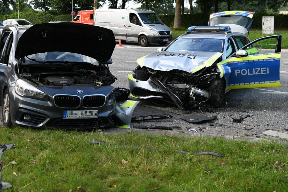 Streifenwagen und Auto zusammengekracht: Drei Verletzte, darunter Polizisten